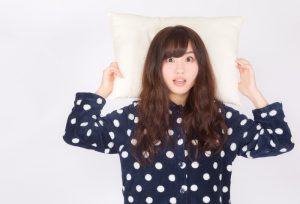 【窓開けて寝ると喉が痛い】なぜ？原因と対策。デメリットとは？