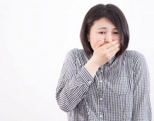 【げっぷと吐き気が止まらない】症状や止め方、出やすい食べ物とは
